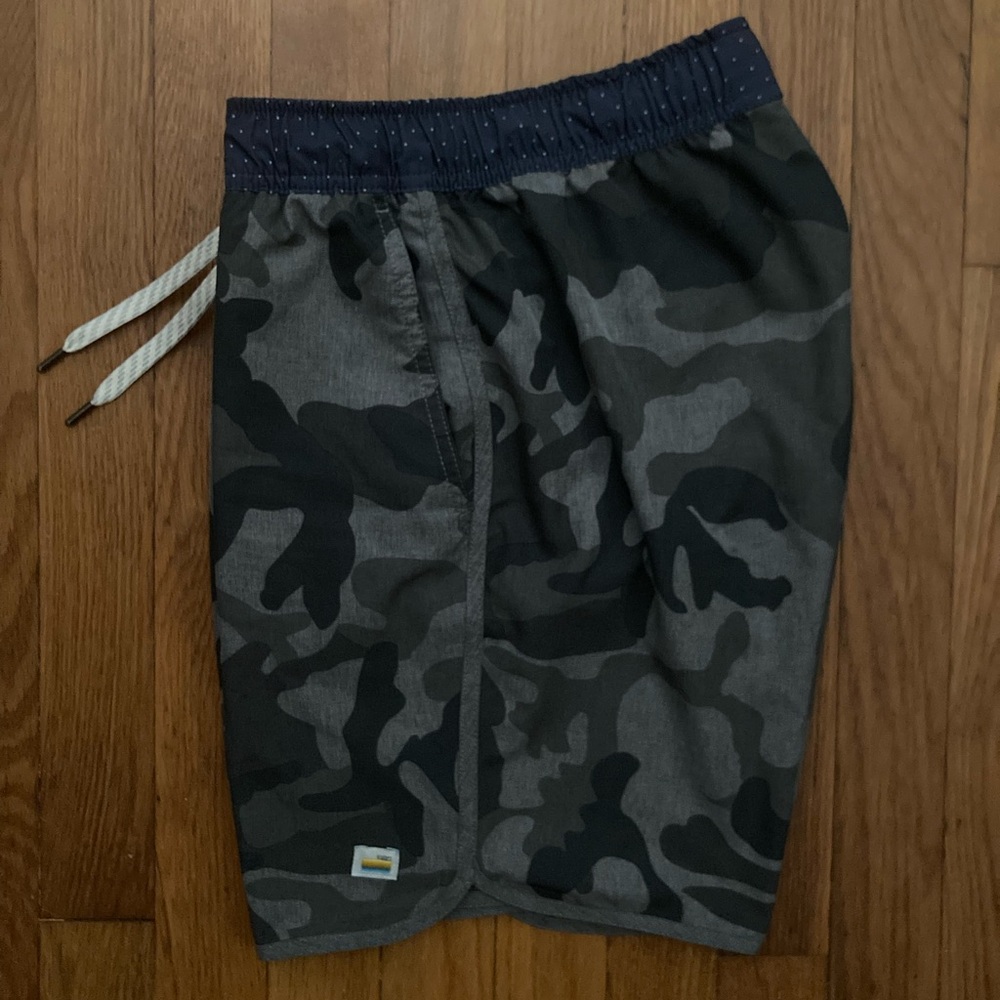 Vuori Banks Shorts (XS) - Grey Camo